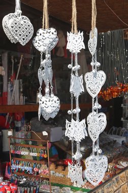 Bratislava, Slovakya - 04 Eylül 2019: Bir sokak sahnesinden detayları kapatın. Asılı demir kalpler ve baykuşlar da dahil olmak üzere hediyelik eşya dolu tezgahlar,