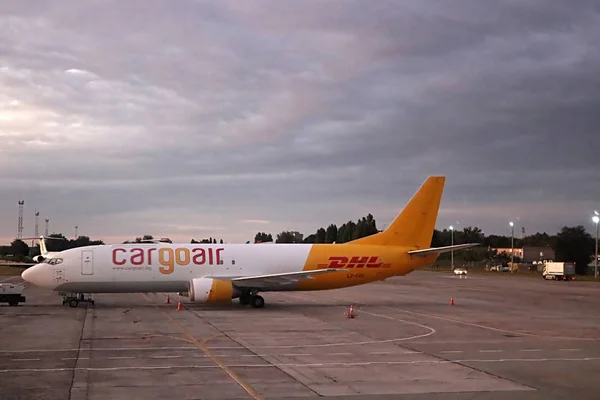 Boryspil, Ukrajina-září 04, 2019: LZ-CGU Cargo Air Boeing 737-400F logistické kurýrní společnost DHL na mezinárodním letišti v Kyjevě Boryspil v noci — Stock fotografie