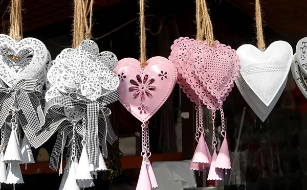 Gift hearts made of iron and wood hang on a rope in a row — Stock Photo, Image