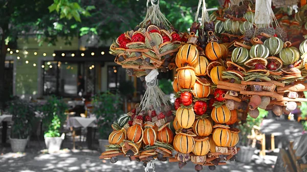 Fruta seca, especiarias, decorações perfumadas e café de rua como pano de fundo. Viajar na Europa. Banner — Fotografia de Stock