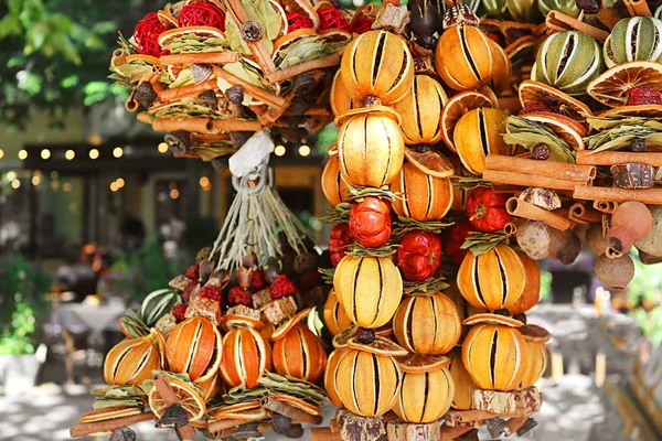Frutas secas, especias, decoraciones perfumadas y café callejero como fondo. Viajar por Europa — Foto de Stock