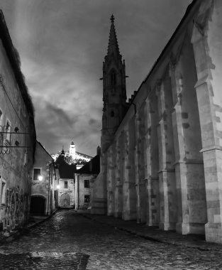Ortaçağ evleri, St Clare Nuns (Poor Clares) Farska sokakta (sağda) ve Kale tepe (ortada) Bratislava, Slovakya Sipariş Manastırı. Gece sahnesi. Siyah beyaz filtre