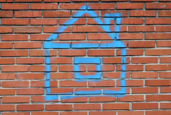 Casa pintada con pintura azul en una pared de ladrillo rojo. Concepto inmobiliario —  Fotos de Stock