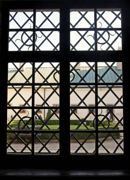 スロバキアのカスタ村近くの中世のサーヴェニー・カメン(レッド・スタウン)城のバー付きの窓。城中庭の眺め — ストック写真