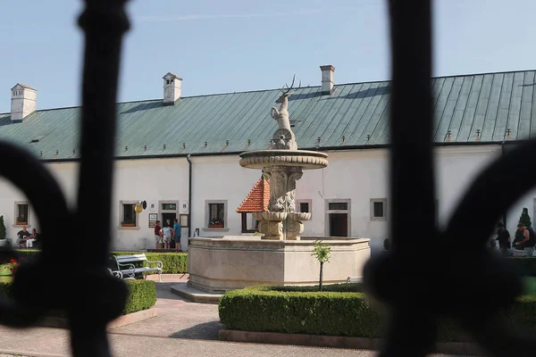 CASTA, ESLOVAQUIA - 31 de agosto de 2019: Vista a través de una ventana y bares en el patio del castillo medieval Cerveny Kamen (Barrio Rojo) cerca del pueblo de Casta — Foto de Stock