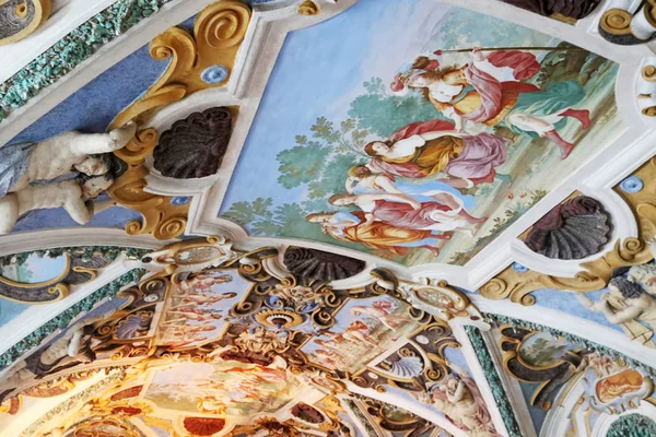 スロバキア、カスタ - 2019年8月31日:中世のサーヴェニー・カメン(レッド・スタウン)城の内部。モデリングや絵画で飾られた天井 — ストック写真