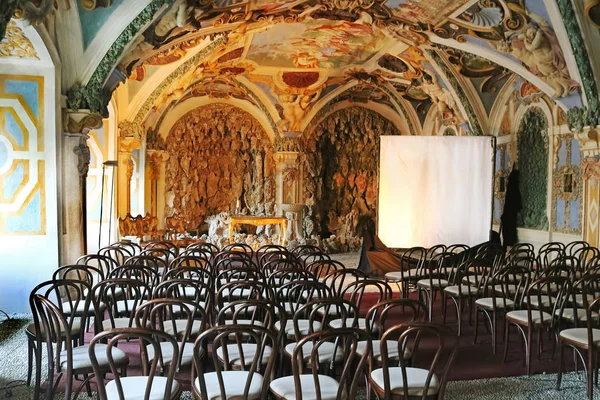 Casta, Slowakei - 31. August 2019: Innenausstattung der mittelalterlichen Burg Cerveny (rot gestapelt). Saal mit Dekoration der Modellierung an Decke und Wänden — Stockfoto