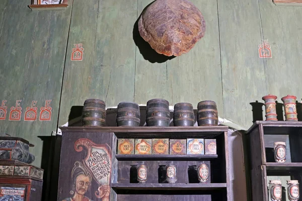 CASTA, ESLOVÁQUIA - 31 de AGOSTO de 2019: Interior do castelo medieval de Cerveny Kamen (Red Stown). A velha farmácia no castelo. Concha de tartaruga na parede — Fotografia de Stock