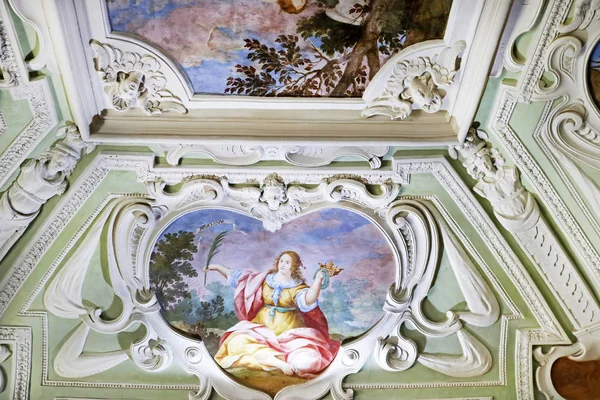 スロバキア、カスタ - 2019年8月31日:中世のサーヴェニー・カメン(レッド・スタウン)城の内部。モデリングや絵画で飾られた天井 — ストック写真