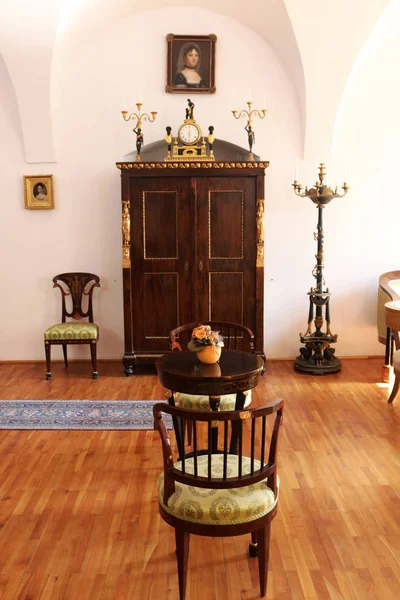 Casta, Slovensko-31. srpna 2019: interiér středověkého zámku Cerveny kamen (červený Stown) Sada pro olivový nábytek — Stock fotografie