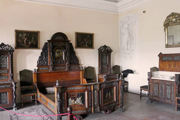 CASTA, ESLOVÁQUIA - 31 de AGOSTO de 2019: Interior do castelo medieval de Cerveny Kamen (Red Stown). Quarto de dormir — Fotografia de Stock