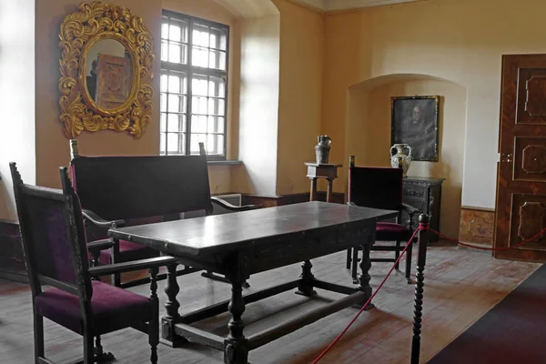 CASTA, ESLOVÁQUIA - 31 de AGOSTO de 2019: Interior do castelo medieval de Cerveny Kamen (Red Stown). Quarto com mesa — Fotografia de Stock