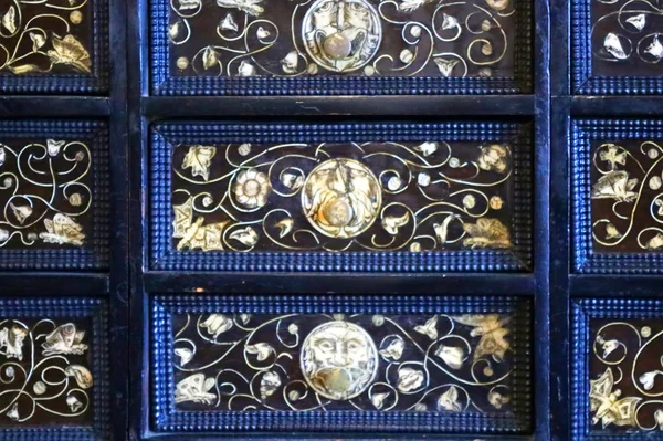 CASTA, ESLOVÁQUIA - AGOSTO 31, 2019: Secretária de gaveta azul vintage decorada com padrões dourados com cabeça — Fotografia de Stock