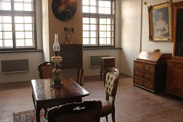 卡斯塔，斯洛伐克 - 2019年8月31日：中世纪切尔维尼卡门（红镇）城堡内部。带桌子的房间 — 图库照片