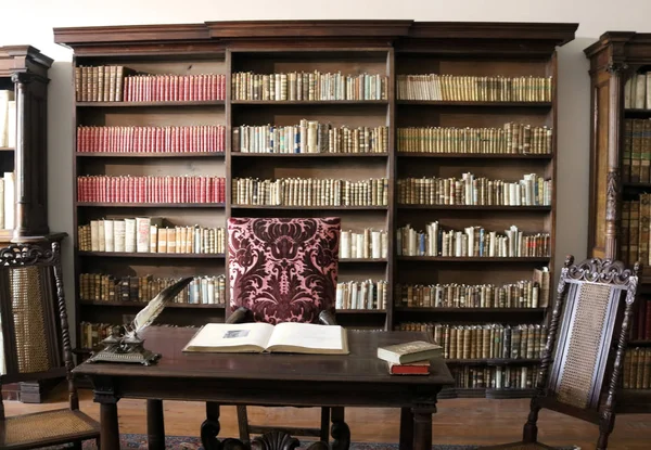 CASTA, ESLOVÁQUIA - 31 de AGOSTO de 2019: Interior do castelo medieval de Cerveny Kamen (Red Stown). Gabinete com biblioteca — Fotografia de Stock