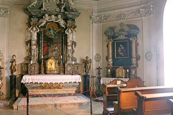 CASTA, SLOVACCHIA - 31 AGOSTO 2019: Interno del Castello medievale di Cerveny Kamen. Chiesa nel castello — Foto Stock