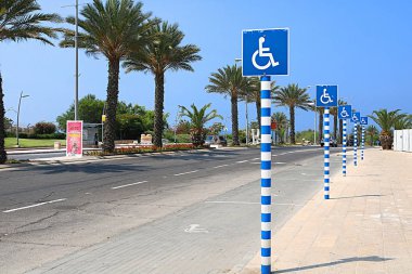 Ashkelon, İsrail - 19 Eylül 2017: Engelli park tabelaları