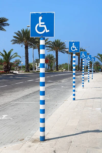 ASHKELON, ISRAEL - SEPTEMBER 19, 2017: Disabled parking signs — Stock Photo, Image