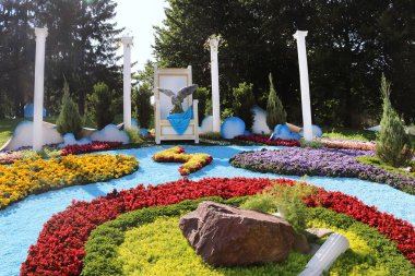 Kiev, Ukrayna-13 Temmuz 2019: 14 Haziran- 28 Temmuz Spivoche Pole fkyiv, Ukrayna-13 Temmuz 2019: 14 Haziran- 28 Temmuz spivoche Pole çiçek sergisinde adı altında 