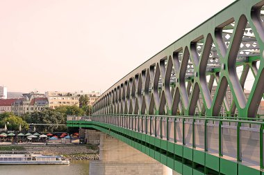Bratislava, Slovakya - 01 Eylül 2019: Eski köprü (Slovakça: Stary most) Tuna Nehri üzerinde bulunan bir köprüdür. 460 metre uzunluğundaki köprü, Petrzalka (Bratislava 'nın yeni ilçesi) tramvay hattı kapsamında yayalar, bisikletçiler ve tramvaylar içindir.)