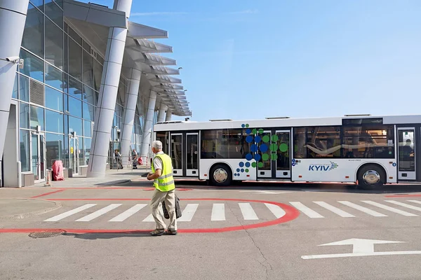 Kyiv, Ukrayna - 30 Ağustos 2019: Otobüs, havaalanı binası ve kimliği belirsiz havaalanı işçisi. Igor Sikorsky Kyiv Uluslararası Havalimanı (Zhuliany) Ukrayna 'nın başkenti Kyiv' in iki yolcu havalimanından biridir. — Stok fotoğraf