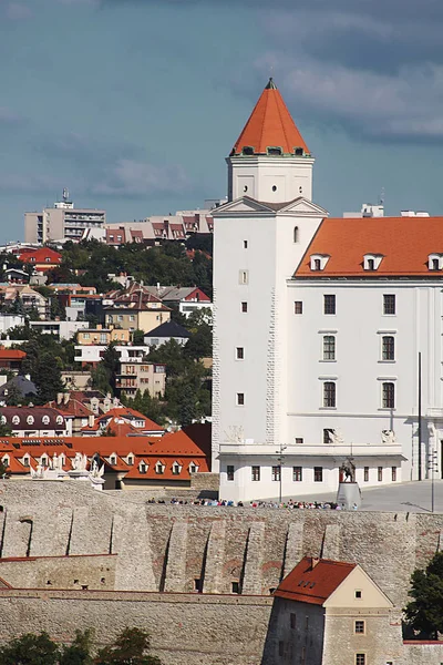 スロバキア共和国の首都ブラチスラバの有名なブラチスラバ城の一部。城は旧市街の丘の上にあります — ストック写真