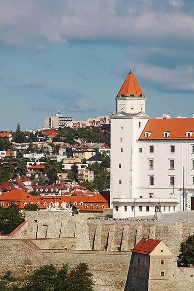 Parte do famoso castelo de Bratislava, em Bratislava, a capital da República Eslovaca. O castelo está em uma colina acima da cidade velha — Fotografia de Stock