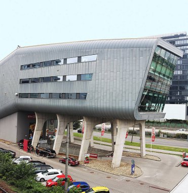 Bratislava, Slovakya - 2 Eylül 2019: Petrzalka şehir merkezindeki Einsteinova Yolu 'ndaki gevşek spor ve eğlence merkezi. Merkez 2008 'de inşa edildi, mimarlar - Ak2 ajansı