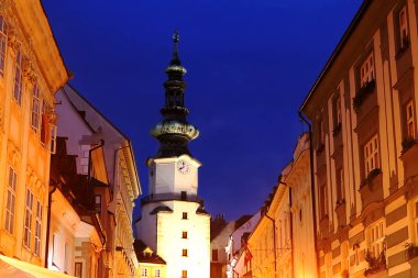 Saint Michael Gate ve Bratislava, Slovakya 'daki komşu evlerin en iyi manzarası. Michael Gate, eski şehrin ortaçağ tahkimatlarının bir parçası.