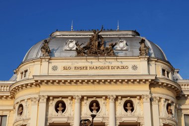 Slovakya 'nın Bratislava kentindeki Slovakya Ulusal Tiyatrosu' nun en iyi manzarası ve kırmızı çiçekler. Neo-Rönesans binası 1886 'da inşa edildi. Kırmızı çiçeklere odaklan