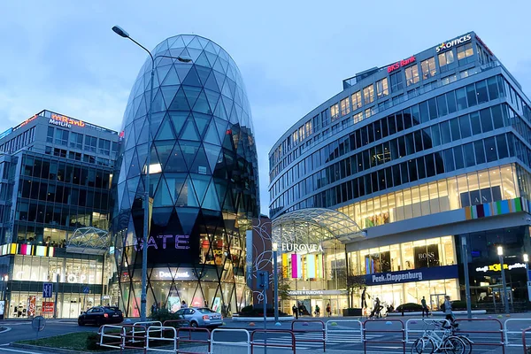 Bratislava, Eslovaquia - 02 de septiembre de 2019: Centro comercial Galleria Eurovea por la noche. Centro comercial Eurovea es uno de los lugares de compras más populares para la gente local y los turistas. Horas azules — Foto de Stock