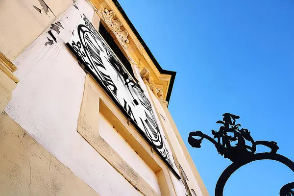 Ungewöhnlicher Blick auf den Turm des alten Rathauses, Bratislava, Slowakei. Das alte Rathaus befindet sich zwischen Hauptplatz und Primatenplatz — Stockfoto