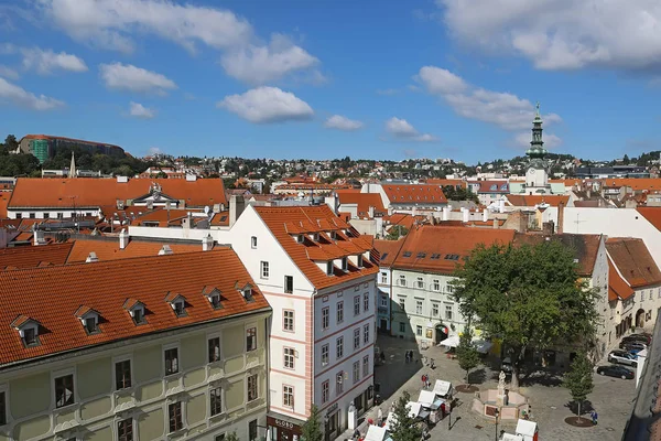 BRATISLAVA, SLOVACCHIA - SETTEMBRE 033, 2019: Veduta di Piazza Francescana, Porta di Michele (a destra) e paesaggio urbano di Bratislava. Destinazione di viaggio. Vista dal punto di elevazione — Foto Stock