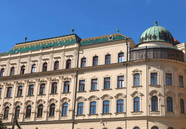 斯洛伐克共和国布拉迪斯拉发邮政总局大楼顶视图 — 图库照片