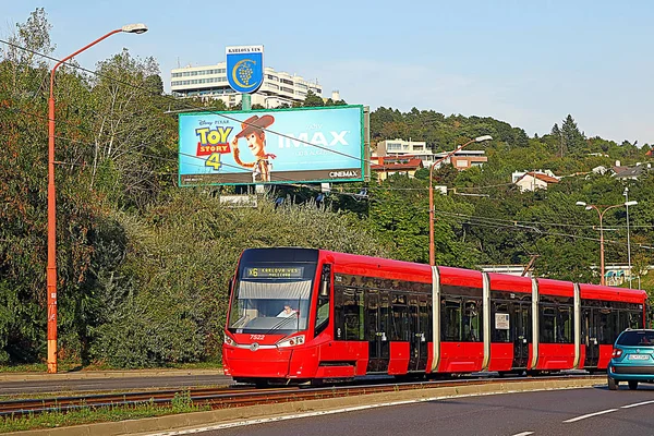Bratislava. Slovakya - 31 Ağustos 2019: Skoda 30t tramvayı Bratislava, Slovakya. Klimalı tramvayın beş kapısı var. Slovakya 'nın başkenti Bratislava' nın projesi Aufeer Design 'deki tasarım stüdyosu tarafından geliştirildi. — Stok fotoğraf