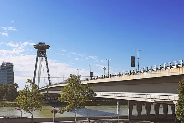 Bratislava, Slovakya - 03 Eylül 2019: Bridge Snp ve Ufo gözlem güvertesi, Tuna Nehri. Köprüye "Most Snp" (Slovak Ulusal Ayaklanması Köprüsü) denmesine rağmen, yerel olarak Yeni Köprü denildi. — Stok fotoğraf