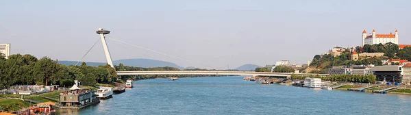 Bratislava, Eslováquia - 01 de setembro de 2019: Vista aérea de BridgeBratislava, Eslováquia - 01 de setembro de 2019: Vista aérea da ponte SNP e do convés de observação UFO, rio Danúbio. Panorama — Fotografia de Stock