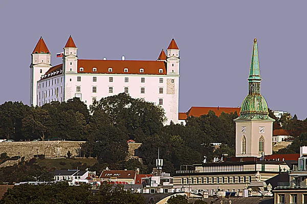 Bratislava slott, Saint Martins katedral i gamla stan på morgonen, Bratislava, Slovakien. Två mest kända sevärdheter i Bratislava. Mjukt morgonljus — Stockfoto