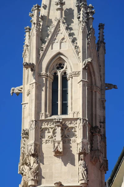 Toren van het klooster van de Orde van St Clare Nuns (Arme Clares) op Farska straat in Bratislava, Slowakije — Stockfoto