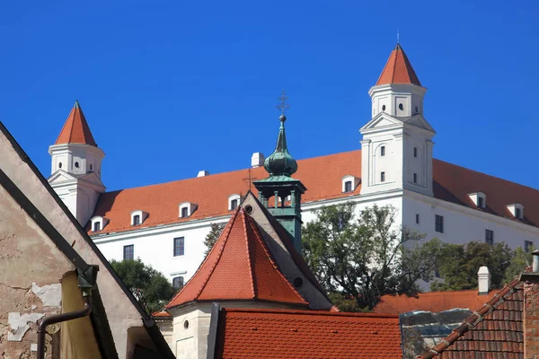 Вид на замок Братислава с улицы Фарска в Братиславе, Словакия — стоковое фото