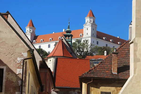 Vista do castelo de Bratislava da rua Farska em Bratislava, Eslováquia — Fotografia de Stock