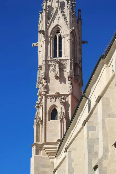 Věž kláštera řádu jeptišek sv. Kláry na Farské ulici v Bratislavě, Slovensko — Stock fotografie