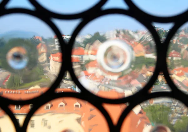 Blick aus dem Fenster, Bratislava, Slowakei. Glas in Form von Kreisen, was zu einer Verformung der Sicht führt. Selektiver Fokus — Stockfoto