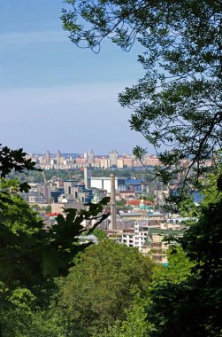Ukrayna, Kyiv 'in Podil ilçesinin bulanık görüntüsü. Yapraklara seçici odaklanma