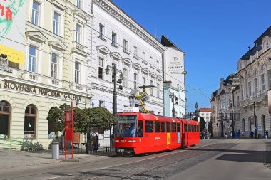 Bratislava, Slovakya - 03 Eylül 2019: Skoda 30t tramvayı Bratislava, Slovakya. Klimalı tramvayın beş kapısı var. Slovakya 'nın başkenti Bratislava' nın projesi Aufeer Design 'deki tasarım stüdyosu tarafından geliştirildi.