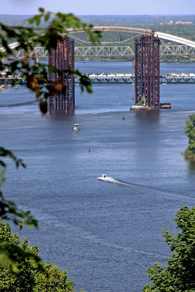 Construction of Podilsko-Voskresensky Bridge over the Dniepro River in Kyiv, Ukraine. Selective focus — Stock Photo, Image