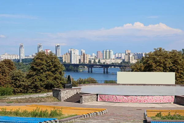 Spivoche pole a Kiev è un'area per spettacoli di concerti nel parco paesaggistico Pechersky, Ucraina. Il concetto stesso di polo Spivoche significa spazio aperto, dove si tengono concerti e festival — Foto Stock