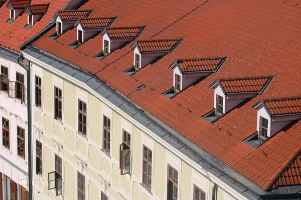 Horní pohled na starou budovu s červenou střechou a okny na střeše. Evropské město, Pohled z nadmořské výšky — Stock fotografie