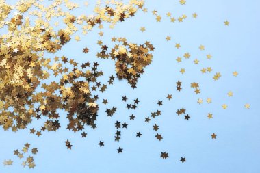 Altın parıltılı yıldızlı narin mavi arkaplan. Düz yatıyordu. Tatil konsepti. Yeni yıl zamanı