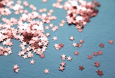 Kırmızı parıltılı yıldızlı mavi kağıt arka plan. Düz yatıyordu. Tatil konsepti. Yeni yıl zamanı